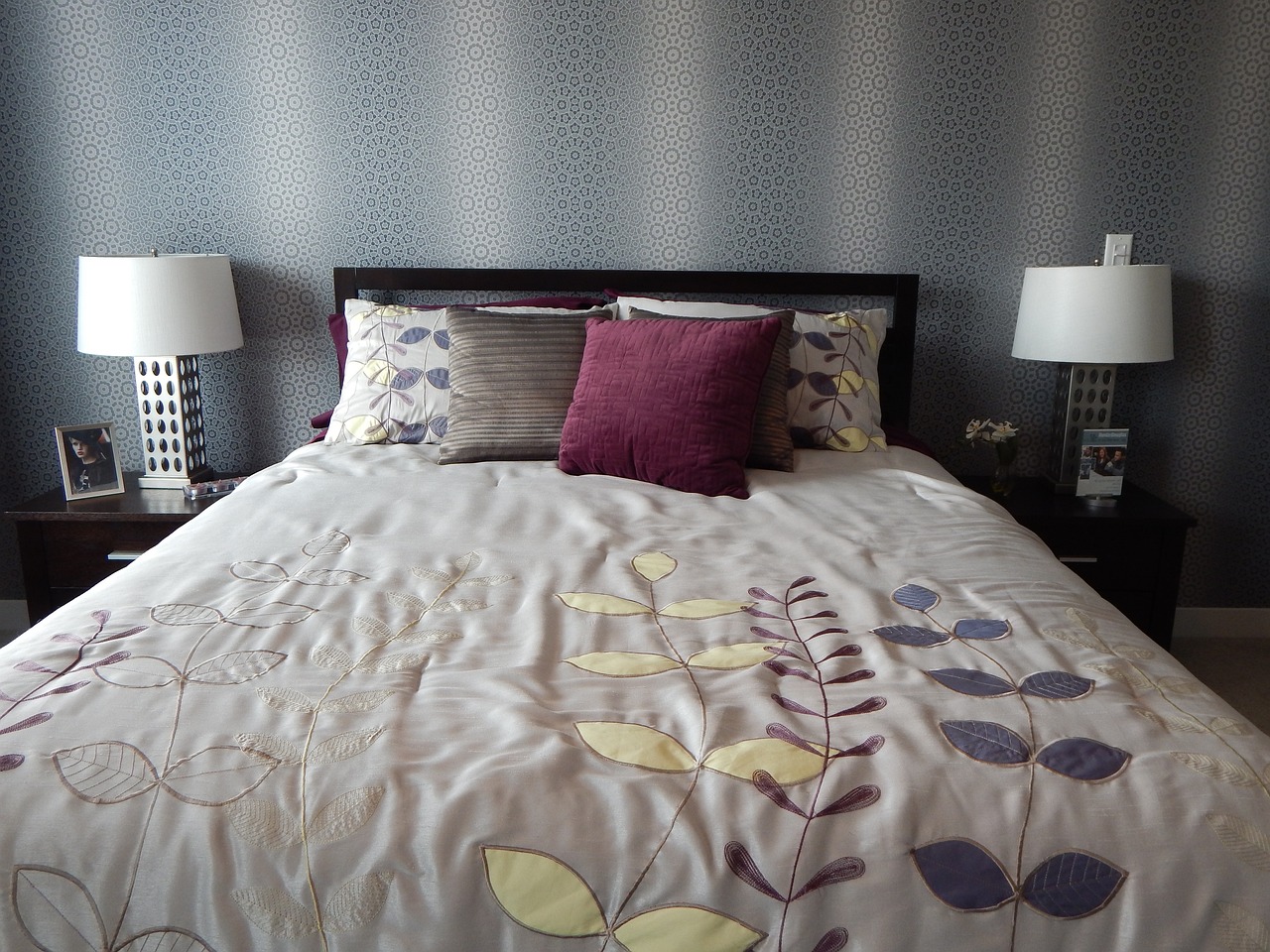 discover the ultimate comfort with our cozy and stylish comforters. available in various colors and sizes, our comforters are designed to keep you warm while enhancing your bedroom decor. experience restful nights and luxurious softness!