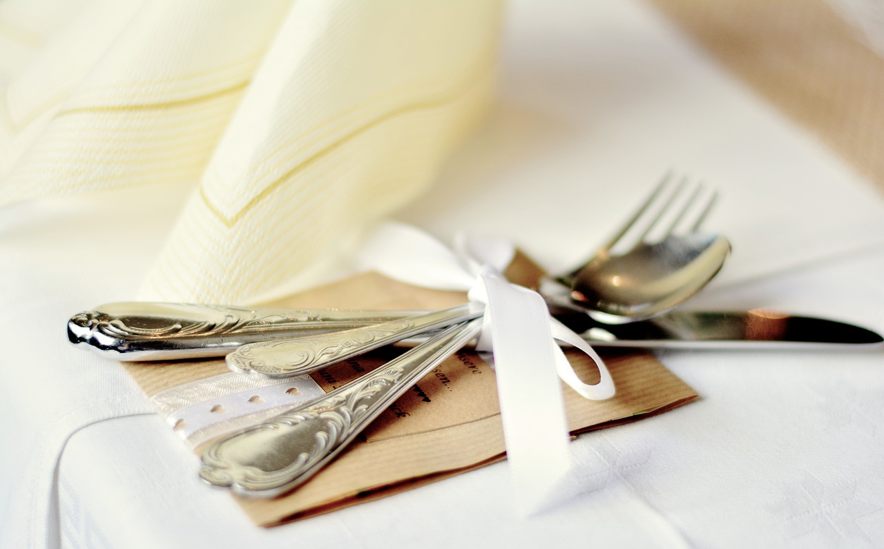 discover our exquisite range of cutlery designed for every dining experience. from elegant dinner sets to practical everyday utensils, find the perfect pieces to elevate your table setting and enjoy meals in style.